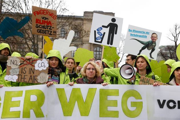 Demo der Bewegung Fridays for Future gegen die Klimaschutz Ergebnisse der Sitzung des Koalitionsausschusses vor dem Verkehrsministerium am 31.03,23 in Berlin Fridays for Future Demo gegen Klimaschutz Gesetz in Berlin