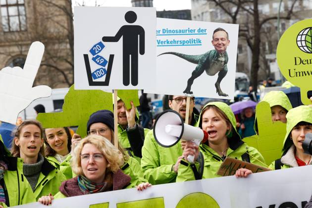 Demo der Bewegung Fridays for Future gegen die Klimaschutz Ergebnisse der Sitzung des Koalitionsausschusses vor dem Verkehrsministerium am 31.03,23 in Berlin Fridays for Future Demo gegen Klimaschutz Gesetz in Berlin