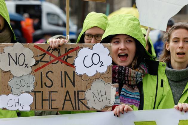 Demo der Bewegung Fridays for Future gegen die Klimaschutz Ergebnisse der Sitzung des Koalitionsausschusses vor dem Verkehrsministerium am 31.03,23 in Berlin Fridays for Future Demo gegen Klimaschutz Gesetz in Berlin