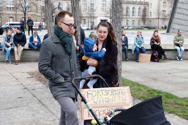 Demo der Bewegung Fridays for Future gegen die Klimaschutz Ergebnisse der Sitzung des Koalitionsausschusses vor dem Verkehrsministerium am 31.03,23 in Berlin Fridays for Future Demo gegen Klimaschutz Gesetz in Berlin