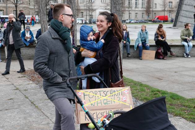 Demo der Bewegung Fridays for Future gegen die Klimaschutz Ergebnisse der Sitzung des Koalitionsausschusses vor dem Verkehrsministerium am 31.03,23 in Berlin Fridays for Future Demo gegen Klimaschutz Gesetz in Berlin