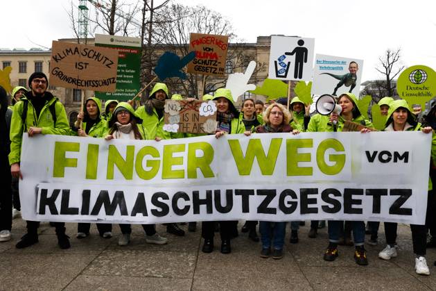 Demo der Bewegung Fridays for Future gegen die Klimaschutz Ergebnisse der Sitzung des Koalitionsausschusses vor dem Verkehrsministerium am 31.03,23 in Berlin Fridays for Future Demo gegen Klimaschutz Gesetz in Berlin