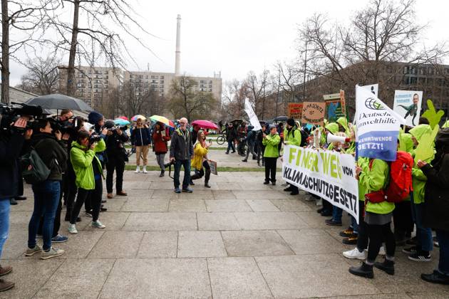 Demo der Bewegung Fridays for Future gegen die Klimaschutz Ergebnisse der Sitzung des Koalitionsausschusses vor dem Verkehrsministerium am 31.03,23 in Berlin Fridays for Future Demo gegen Klimaschutz Gesetz in Berlin