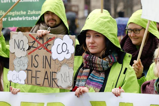Demo der Bewegung Fridays for Future gegen die Klimaschutz Ergebnisse der Sitzung des Koalitionsausschusses vor dem Verkehrsministerium am 31.03,23 in Berlin Fridays for Future Demo gegen Klimaschutz Gesetz in Berlin