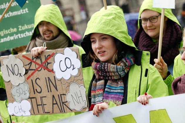 Demo der Bewegung Fridays for Future gegen die Klimaschutz Ergebnisse der Sitzung des Koalitionsausschusses vor dem Verkehrsministerium am 31.03,23 in Berlin Fridays for Future Demo gegen Klimaschutz Gesetz in Berlin