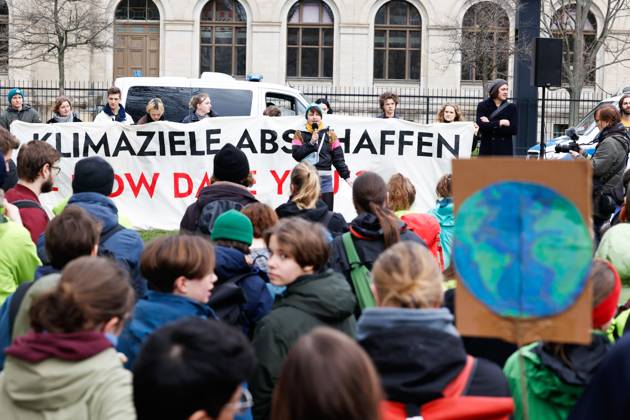 Demo der Bewegung Fridays for Future gegen die Klimaschutz Ergebnisse der Sitzung des Koalitionsausschusses vor dem Verkehrsministerium am 31.03,23 in Berlin Fridays for Future Demo gegen Klimaschutz Gesetz in Berlin