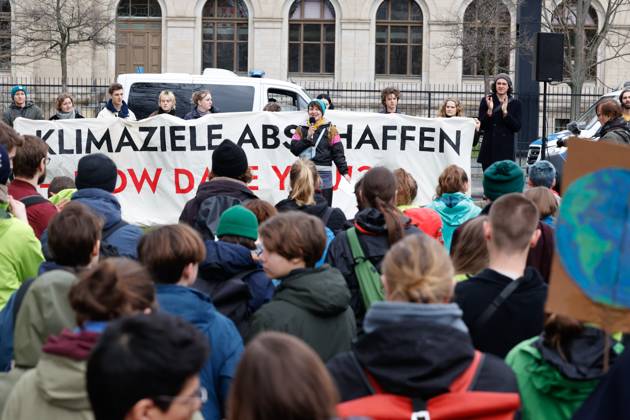 Demo der Bewegung Fridays for Future gegen die Klimaschutz Ergebnisse der Sitzung des Koalitionsausschusses vor dem Verkehrsministerium am 31.03,23 in Berlin Fridays for Future Demo gegen Klimaschutz Gesetz in Berlin