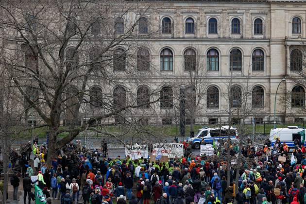 Demo der Bewegung Fridays for Future gegen die Klimaschutz Ergebnisse der Sitzung des Koalitionsausschusses vor dem Verkehrsministerium am 31.03,23 in Berlin Fridays for Future Demo gegen Klimaschutz Gesetz in Berlin