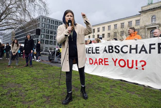 News Themen der Woche KW13 News Bilder des Tages Luisa Neubauer Berlin, 31.03.2023 - Luisa Neubauer spricht waehrend einer Demonstration von Fridays for Future fuer die Einhaltung von Klimazielen und den Ruecktritt von Verkehrsminister Volker Wissing am Bundesverkehrsministerium. Berlin Berlin Deutschland