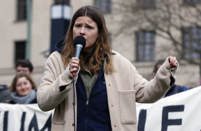 Luisa Neubauer Berlin, 31.03.2023 - Luisa Neubauer spricht waehrend einer Demonstration von Fridays for Future fuer die Einhaltung von Klimazielen. Berlin Berlin Deutschland