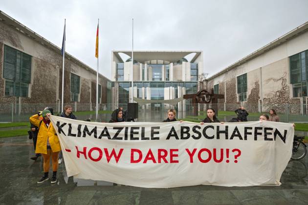 Berlin, Deutschland, DEU - Klima-Demonstration fuer den Ruecktritt von FDP-Verkehrsminister Volker Wissing am Kanzleramt 31.03.2023, Berlin, Deutschland, DEU - Klima-Demonstration fuer den Ruecktritt von FDP-Verkehrsminister Volker Wissing am Kanzleramt. Demonstranten protestieren im stroemenden Regen mit Plakaten und Banner vor dem Kanzleramt gegen die Klima-Politik der Bundesregierung. Berlin Berlin Deutschland