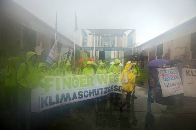 Berlin, Deutschland, DEU - Klima-Demonstration fuer den Ruecktritt von FDP-Verkehrsminister Volker Wissing am Kanzleramt 31.03.2023, Berlin, Deutschland, DEU - Klima-Demonstration fuer den Ruecktritt von FDP-Verkehrsminister Volker Wissing am Kanzleramt. Demonstranten protestieren im stroemenden Regen mit Plakaten und Banner vor dem Kanzleramt gegen die Klima-Politik der Bundesregierung. Berlin Berlin Deutschland