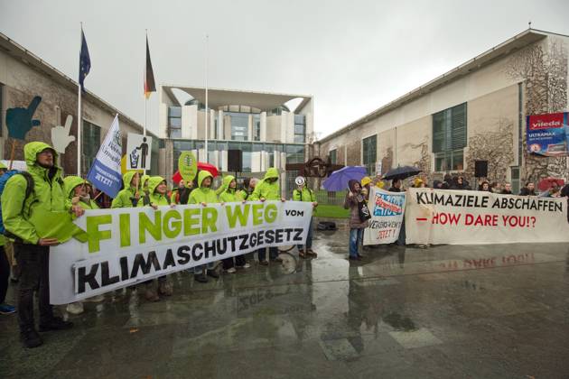 Berlin, Deutschland, DEU - Klima-Demonstration fuer den Ruecktritt von FDP-Verkehrsminister Volker Wissing am Kanzleramt 31.03.2023, Berlin, Deutschland, DEU - Klima-Demonstration fuer den Ruecktritt von FDP-Verkehrsminister Volker Wissing am Kanzleramt. Demonstranten protestieren im stroemenden Regen mit Plakaten und Banner vor dem Kanzleramt gegen die Klima-Politik der Bundesregierung. Berlin Berlin Deutschland