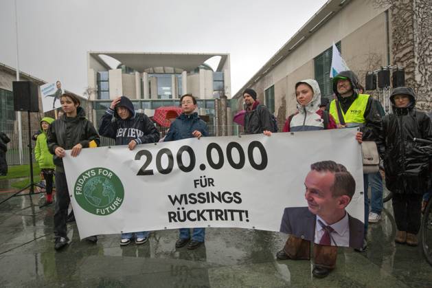 Berlin, Deutschland, DEU - Klima-Demonstration fuer den Ruecktritt von FDP-Verkehrsminister Volker Wissing am Kanzleramt 31.03.2023, Berlin, Deutschland, DEU - Klima-Demonstration fuer den Ruecktritt von FDP-Verkehrsminister Volker Wissing am Kanzleramt. Demonstranten protestieren im stroemenden Regen mit Plakaten und Banner vor dem Kanzleramt gegen die Klima-Politik der Bundesregierung. Berlin Berlin Deutschland