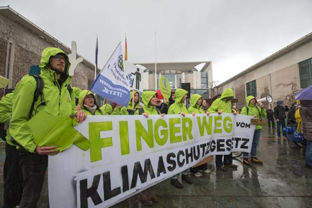 News Themen der Woche KW13 News Bilder des Tages Berlin, Deutschland, DEU - Klima-Demonstration fuer den Ruecktritt von FDP-Verkehrsminister Volker Wissing am Kanzleramt 31.03.2023, Berlin, Deutschland, DEU - Klima-Demonstration fuer den Ruecktritt von FDP-Verkehrsminister Volker Wissing am Kanzleramt. Demonstranten protestieren im stroemenden Regen mit Plakaten und Banner vor dem Kanzleramt gegen die Klima-Politik der Bundesregierung. Berlin Berlin Deutschland