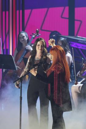 April 2, 2023, Austin, TX, United States: Singers ASHLEY MCBRYDE (l) and WYNONNA JUDD perform at the 2023 Country Music Awards (CMT) held for the first time in Austin, Texas on April 2, 2023 at the Moody Center before a sold out crowd. Austin United States - ZUMAd150 20230402_znp_d150_243 Copyright: xBobxDaemmrichx