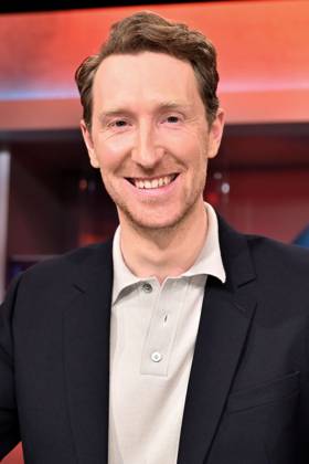 Louis Klamroth in der ARD-Talkshow hart aber fair im WDR Fernsehstudio B. Köln, 03.04.2023