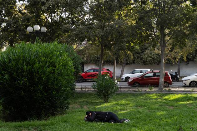 April 5, 2023, Santiago, Metropolitana, Chile: A woman sleeps in a park in Santiago, Chile. Santiago Chile - ZUMAb332 20230405_zip_b332_004 Copyright: xMatiasxBasualdox