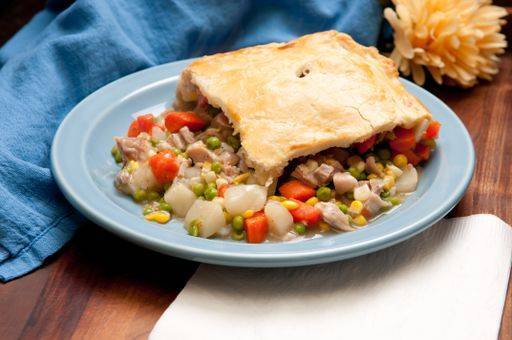 IMAGO Creative, Food, Pot Pie RECORD DATE NOT STATED savory turkey pot pie with holiday leftovers made from scratch at home *** Bohnenkraut Türkei Topf pie mit Urlaub Resten gemacht von ritzen im Heimat 1806431