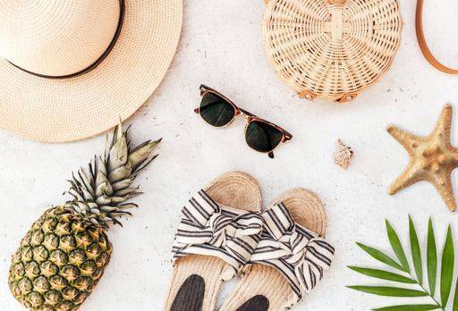 RECORD DATE NOT STATED A flat lay shot of sunglasses, a straw hat, a bag, plant leaves, a starfish, a pineapple and sandals *** einer flach legen erschossen des sunglasses, einer Stroh hat, einer bag, Pflanze leaves, einer starfish, einer Ananas und Sandalen 1169646 ,model released, Symbolfoto