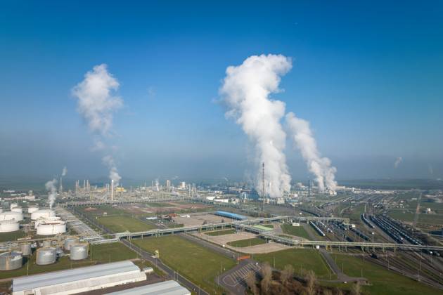 Chemiepark Leuna mit der TotalEnergies Raffinerie Mitteldeutschland, Teilansicht, Luftbild. 09.04.2023