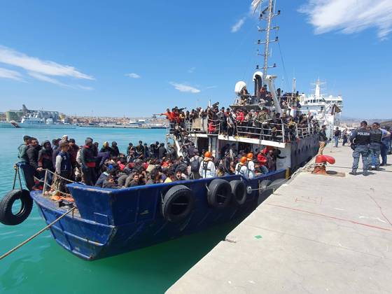 Bilder des Jahres 2023, News 04 April News Themen der Woche KW15 News Bilder des Tages April 12, 2023, Catania: The fishing boat carrying about 600 migrants rescued in recent days 100 miles off the coast of Sicily towed by a tugboat arrived in the port of Catania, Italy, 12 April 2023. The vessel was escorted by the Nave Peluso of the Coast Guard. The migrants on board greeted their arrival with applause and whistles and shouts of Bella Italia ..ANSA Catania - ZUMAa110 20230412_zaf_a110_022 Copyright: xOriettaxScardinox