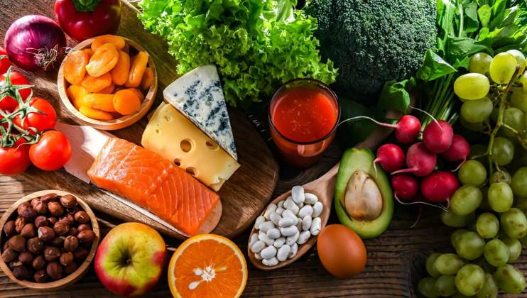  Food products representing the nutritarian diet, Food products representing the nutritarian diet which may improve overall health status, Food products representing the nutritarian diet which may improve overall health status, 02.04.2023, Copyright: xmonticellox Panthermedia34050665.jpg
