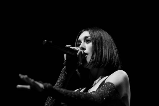 Elif Demirezer alias Elif bei einem Konzert als Support für Johannes Oerding in der Mercedes-Benz Arena in Berlin, 15. April 2023. (Foto schwarzweiß konvertiert) Elif Konzert Berlin