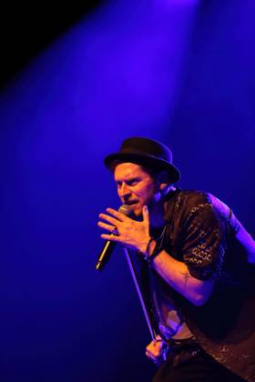 Johannes Oerding bei einem Konzert in der Mercedes-Benz Arena in Berlin, 15. April 2023. Johannes Oerding Konzert Berlin