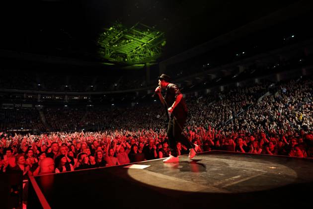 Johannes Oerding bei einem Konzert in der Mercedes-Benz Arena in Berlin, 15. April 2023. Johannes Oerding Konzert Berlin