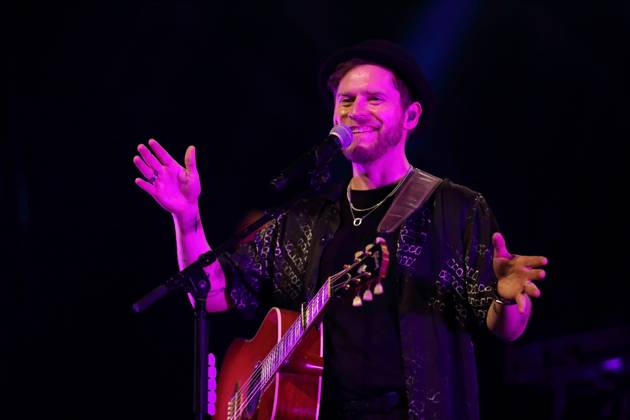 Johannes Oerding bei einem Konzert in der Mercedes-Benz Arena in Berlin, 15. April 2023. Johannes Oerding Konzert Berlin