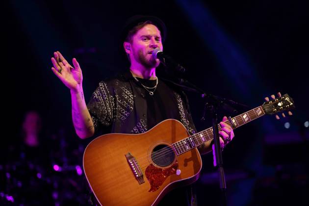 Johannes Oerding bei einem Konzert in der Mercedes-Benz Arena in Berlin, 15. April 2023. Johannes Oerding Konzert Berlin