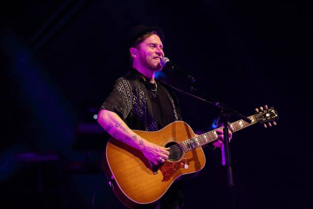 Johannes Oerding bei einem Konzert in der Mercedes-Benz Arena in Berlin, 15. April 2023. Johannes Oerding Konzert Berlin