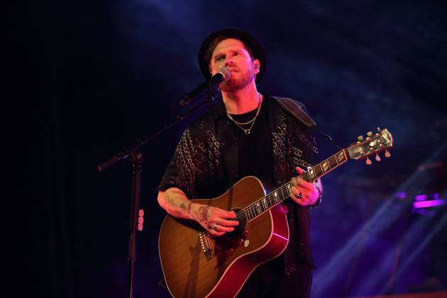 Johannes Oerding bei einem Konzert in der Mercedes-Benz Arena in Berlin, 15. April 2023. Johannes Oerding Konzert Berlin