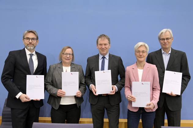 Marc Oliver Bettzüge, Barbara Schlomann, Hans-Martin Henning, Brigitte Knopf und Thomas Heimer bei der Bundespressekonferenz zur Veröffentlichung des Prüfberichts zur Berechnung der deutschen Treibhausgasemissionen für das Jahr 2022 im Haus der Bundespressekonferenz. Berlin, 17.04.2023