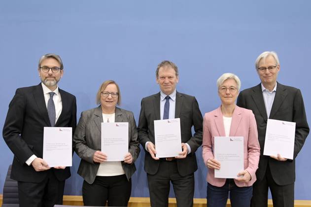 Marc Oliver Bettzüge, Barbara Schlomann, Hans-Martin Henning, Brigitte Knopf und Thomas Heimer bei der Bundespressekonferenz zur Veröffentlichung des Prüfberichts zur Berechnung der deutschen Treibhausgasemissionen für das Jahr 2022 im Haus der Bundespressekonferenz. Berlin, 17.04.2023