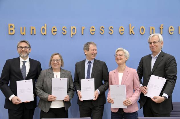 Marc Oliver Bettzüge, Barbara Schlomann, Hans-Martin Henning, Brigitte Knopf und Thomas Heimer bei der Bundespressekonferenz zur Veröffentlichung des Prüfberichts zur Berechnung der deutschen Treibhausgasemissionen für das Jahr 2022 im Haus der Bundespressekonferenz. Berlin, 17.04.2023