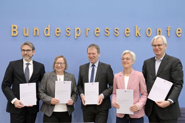 Marc Oliver Bettzüge, Barbara Schlomann, Hans-Martin Henning, Brigitte Knopf und Thomas Heimer bei der Bundespressekonferenz zur Veröffentlichung des Prüfberichts zur Berechnung der deutschen Treibhausgasemissionen für das Jahr 2022 im Haus der Bundespressekonferenz. Berlin, 17.04.2023