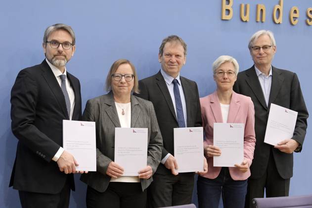 News Themen der Woche KW16 News Bilder des Tages Marc Oliver Bettzüge, Barbara Schlomann, Hans-Martin Henning, Brigitte Knopf und Thomas Heimer bei der Bundespressekonferenz zur Veröffentlichung des Prüfberichts zur Berechnung der deutschen Treibhausgasemissionen für das Jahr 2022 im Haus der Bundespressekonferenz. Berlin, 17.04.2023