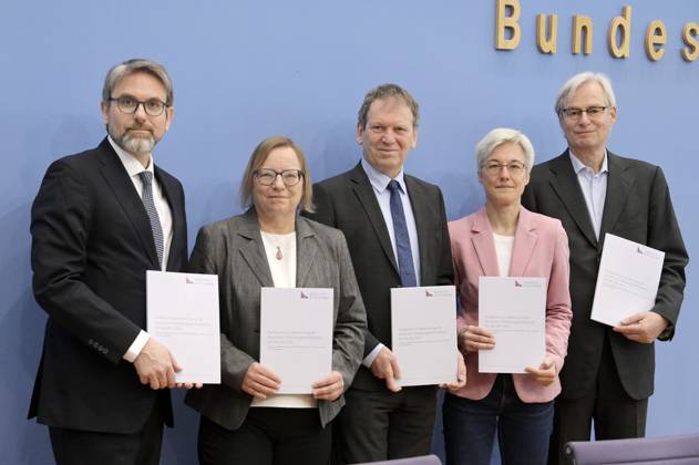 Marc Oliver Bettzüge, Barbara Schlomann, Hans-Martin Henning, Brigitte Knopf und Thomas Heimer bei der Bundespressekonferenz zur Veröffentlichung des Prüfberichts zur Berechnung der deutschen Treibhausgasemissionen für das Jahr 2022 im Haus der Bundespressekonferenz. Berlin, 17.04.2023