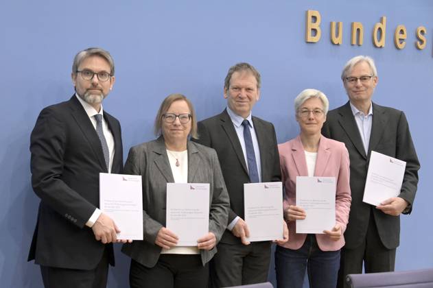 Marc Oliver Bettzüge, Barbara Schlomann, Hans-Martin Henning, Brigitte Knopf und Thomas Heimer bei der Bundespressekonferenz zur Veröffentlichung des Prüfberichts zur Berechnung der deutschen Treibhausgasemissionen für das Jahr 2022 im Haus der Bundespressekonferenz. Berlin, 17.04.2023