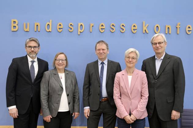 Marc Oliver Bettzüge, Barbara Schlomann, Hans-Martin Henning, Brigitte Knopf und Thomas Heimer bei der Bundespressekonferenz zur Veröffentlichung des Prüfberichts zur Berechnung der deutschen Treibhausgasemissionen für das Jahr 2022 im Haus der Bundespressekonferenz. Berlin, 17.04.2023