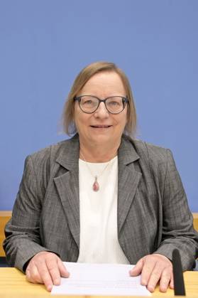 Barbara Schlomann bei der Bundespressekonferenz zur Veröffentlichung des Prüfberichts zur Berechnung der deutschen Treibhausgasemissionen für das Jahr 2022 im Haus der Bundespressekonferenz. Berlin, 17.04.2023