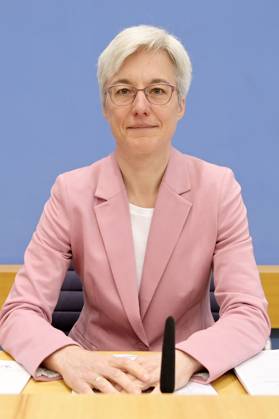 Brigitte Knopf bei der Bundespressekonferenz zur Veröffentlichung des Prüfberichts zur Berechnung der deutschen Treibhausgasemissionen für das Jahr 2022 im Haus der Bundespressekonferenz. Berlin, 17.04.2023