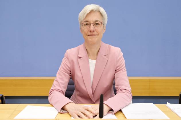 Brigitte Knopf bei der Bundespressekonferenz zur Veröffentlichung des Prüfberichts zur Berechnung der deutschen Treibhausgasemissionen für das Jahr 2022 im Haus der Bundespressekonferenz. Berlin, 17.04.2023