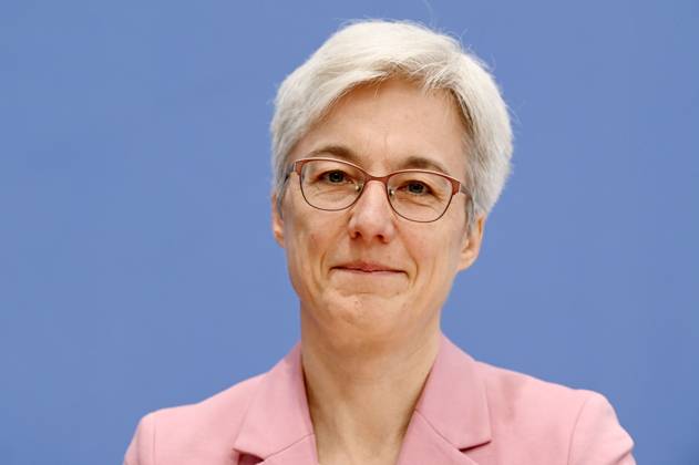 Brigitte Knopf bei der Bundespressekonferenz zur Veröffentlichung des Prüfberichts zur Berechnung der deutschen Treibhausgasemissionen für das Jahr 2022 im Haus der Bundespressekonferenz. Berlin, 17.04.2023