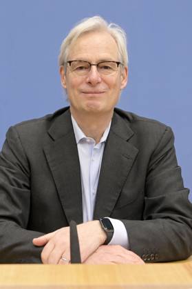 Thomas Heimer bei der Bundespressekonferenz zur Veröffentlichung des Prüfberichts zur Berechnung der deutschen Treibhausgasemissionen für das Jahr 2022 im Haus der Bundespressekonferenz. Berlin, 17.04.2023