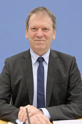 Hans-Martin Henning bei der Bundespressekonferenz zur Veröffentlichung des Prüfberichts zur Berechnung der deutschen Treibhausgasemissionen für das Jahr 2022 im Haus der Bundespressekonferenz. Berlin, 17.04.2023