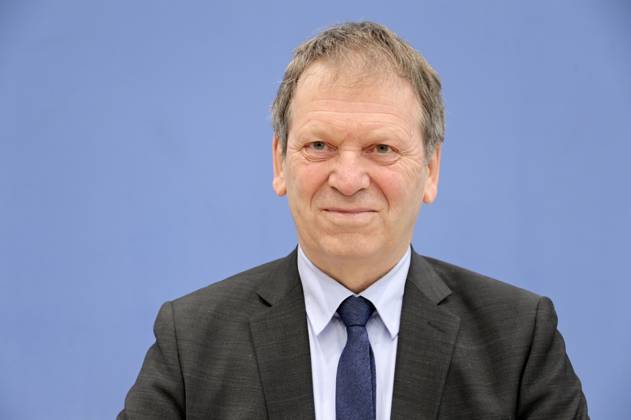 Hans-Martin Henning bei der Bundespressekonferenz zur Veröffentlichung des Prüfberichts zur Berechnung der deutschen Treibhausgasemissionen für das Jahr 2022 im Haus der Bundespressekonferenz. Berlin, 17.04.2023