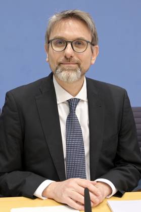 Marc Oliver Bettzüge bei der Bundespressekonferenz zur Veröffentlichung des Prüfberichts zur Berechnung der deutschen Treibhausgasemissionen für das Jahr 2022 im Haus der Bundespressekonferenz. Berlin, 17.04.2023